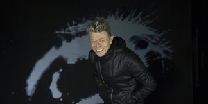 David Bowie in schwarzer Lederjacke lacht