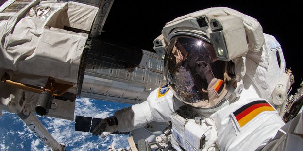 Der Astronaut Alexander Gerst schwebt über der Erde