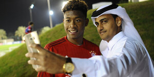 Ein Katari macht zusammen mit Bayern-Spieler David Alaba ein Sefi.