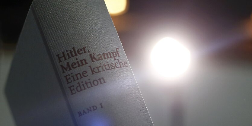 „Mein Kampf“ neben einer weißen Lichtquelle