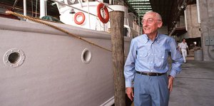 Der Meeresforscher Jacques-Yves Cousteau vor seinem Forschungsschiff