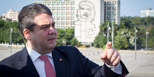 Sigmar Gabriel, im Hintergrund ein Che-Guevara-Wandbild