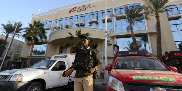 Ein Sicherheitsbeamter hält vor dem Hotel „Bella Vista“ Wache.