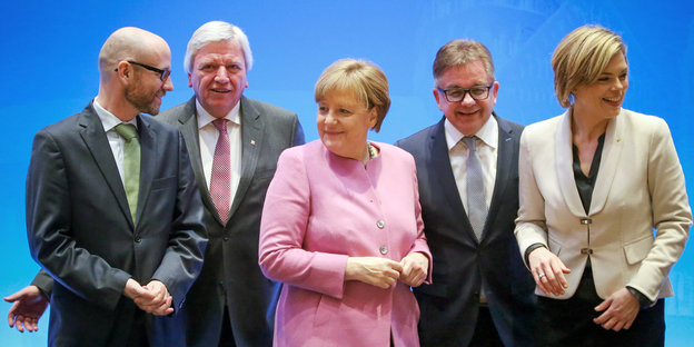 Die CDU-Politiker Angela Merkel (3.v.l.), Generalsekretär Peter Tauber, Volker Bouffier, Guido Wolf, und Julia Klöckner (v.l.).