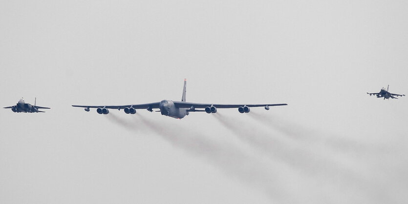 Ein großes Flugzeug und zwei Jets in der Luft