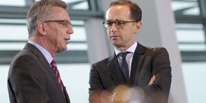 De Maizière und Maas unterhalten sich