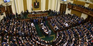 Mitglieder des ägyptischen Parlaments bei der Eröffnungssitzung am Hauptsitz des Parlaments in Kairo