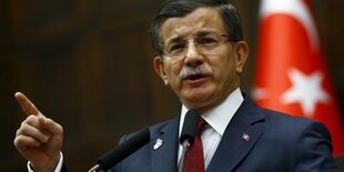 Der türkische Ministerpräsident Ahmet Davutoglu adressiert Mitglieder des Parlaments aus seiner Regierungspartei AKP bei einem Treffen im türkischen Parlament in Ankara.