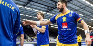 Der Handballer Tobias Karlsson auf dem Spielfeld mit Regenbogen-Kapitänsbinde
