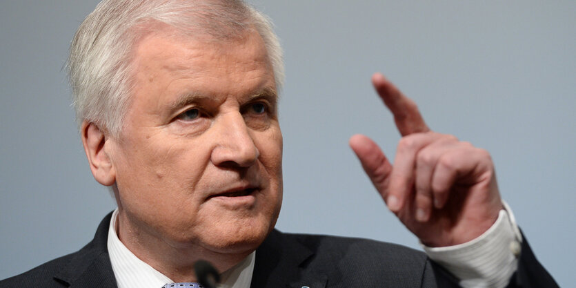 Horst Seehofer mit erhobenen Zeigefinger.