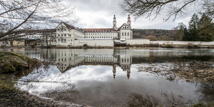 Das Kloster Pielenhofen an der Naab, im Bildvordergrund ist Wasser zu sehen