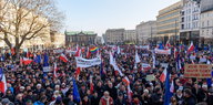 Ein Platz gefüllt mit Tausenden DemonstrantInnen.