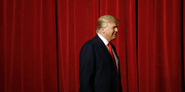 Donald Trump vor rotem Vorhang