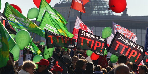 Menschen nehmen am 10.10.2015 in Berlin an der Großdemonstration gegen das transatlantische Handelsabkommen ttip (USA) und Ceta (Kanada) teil.