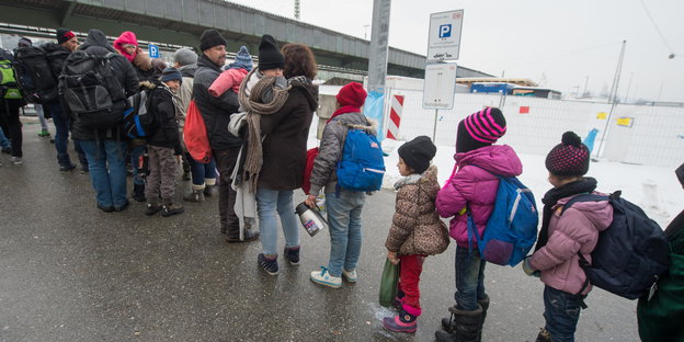 Flüchtlinge warten am 5. Januar 2016 am Bahnhof in Passau auf einen Sonderzug, der nach Saalfeld fährt.