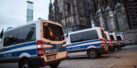 Polizeifahrzeuge vor dem Kölner Dom