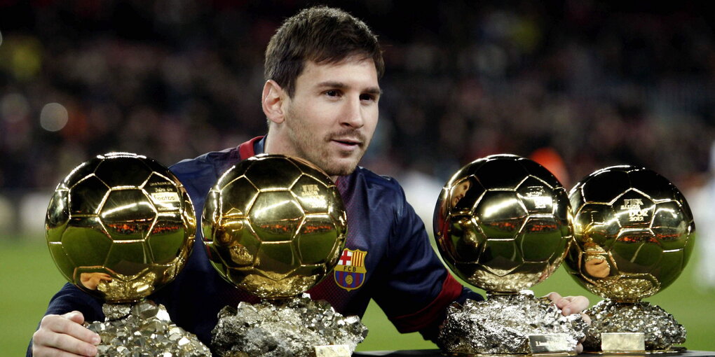 Lionel Messi im Trikot mit vier Ballons d'Or