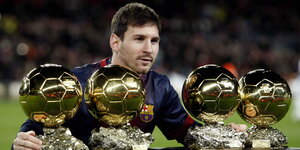 Lionel Messi im Trikot mit vier Ballons d'Or