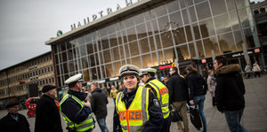 Polizisten stehen am 10.01.2016 in Köln (Nordrhein-Westfalen) vor dem Hauptbahnhof.