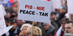 Eine Demonstration, ein Schild wird hochgehalten "PiS? Nein. Frieden? Ja"