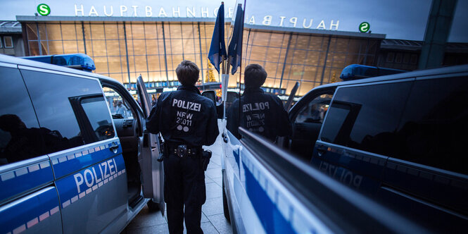 Ein Polizist steht am 10.01.2016 in Köln vor dem Hauptbahnhof.