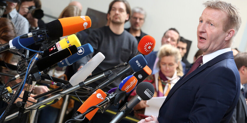 Innenminister Ralf Jäger (SPD) gibt in Düsseldorf nach der Ausschusssitzung ein Statement ab.