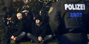 Hooligans werden in Leipzig von der Polizei eingekesselt