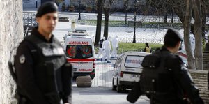 Türkische Polizisten untersuchen die Explosionsursache in Istanbul