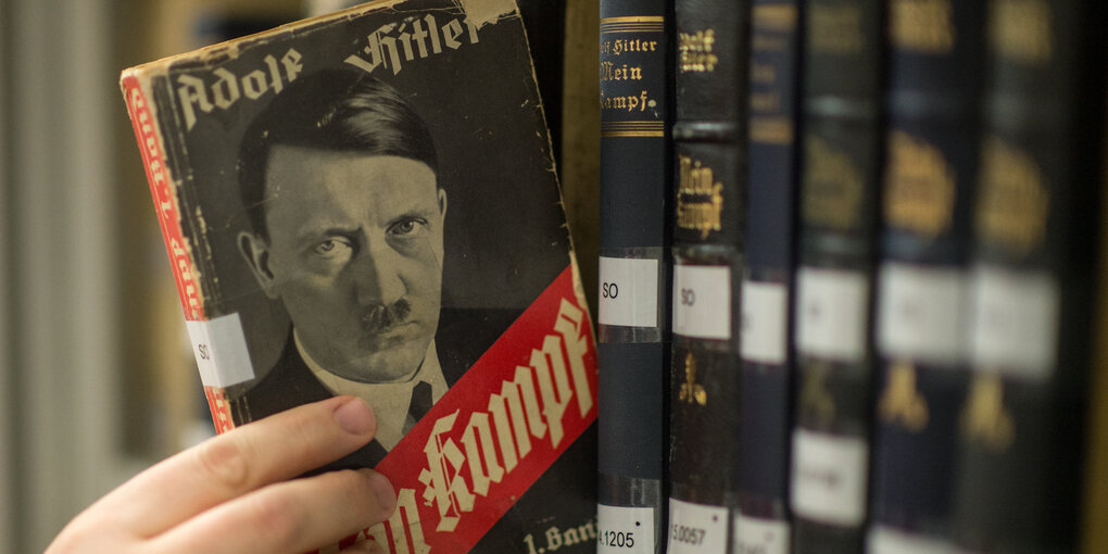 Eine Originalausgabe von "Mein Kampf" wird aus dem Regal gezogen