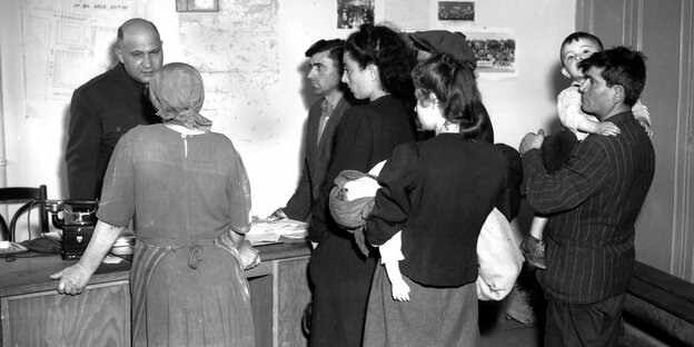Jüdische Flüchtlinge, schwarz-weiß-Aufnahme von 1946