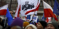 polnische und EU-Fahnen sowie eine Kaczynski-Karikatur