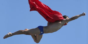 ein fliegender Superman in Badehose