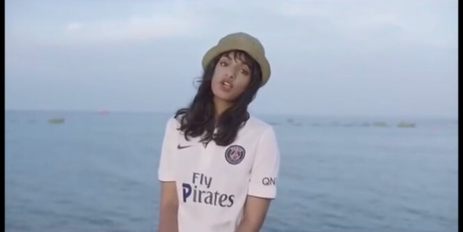 M.I.A. mit dem Pirates-T-Shirt