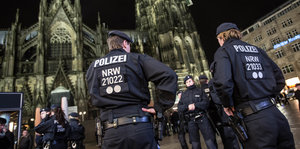 Polizisten bei Nacht vor dem Kölner Dom