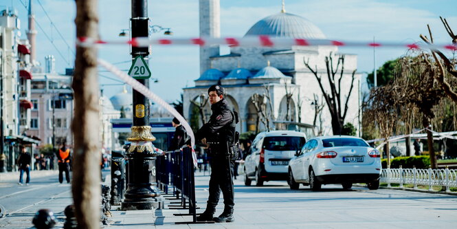 abgesperrte Straße, im Hintergrund eine Moschee