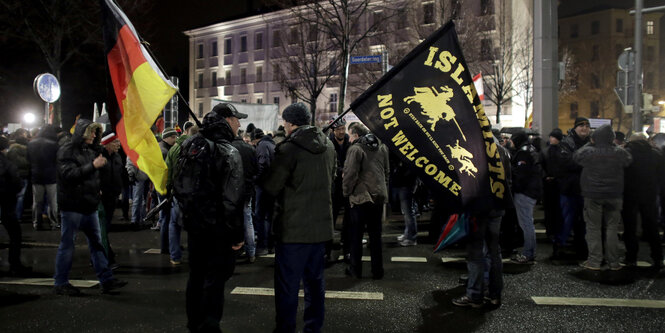 Neonazis stehen auf der Straße