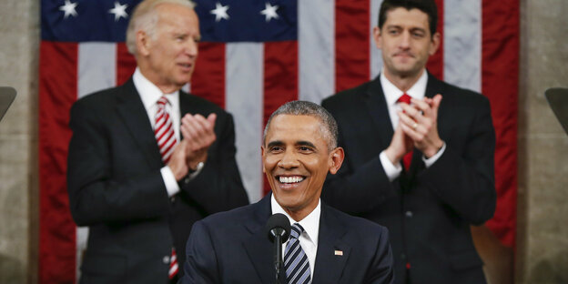 Vizepräsident Biden und Sprecher des Hauses Ryan applaudieren Präsident Obama
