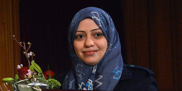 Samar Badawi nimmt lächelnd einen Preis für ihren Mann entgegen.
