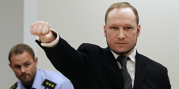 Der Massenmörder Breivik reckt im Gerichtssaal die Faust nach vorn