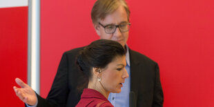 Dietmar Bartsch, vor ihm steht im Profil zu sehen Sahra Wagenknecht