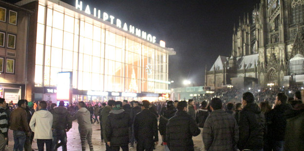 Menschen stehen auf dem Platz vor dem Kölner Hauptbahnhof