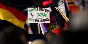 Ein Schild auf einer Legida-Demonstration in Leipzig