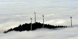 Windräder im Nebel