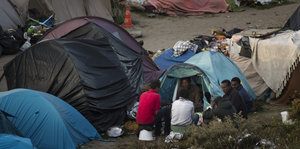 Zelte und Flüchtlinge in Calais