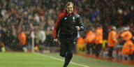 Liverpool-Trainer Jürgen Klopp rennt an der Seitenlinie durch Schneeregen