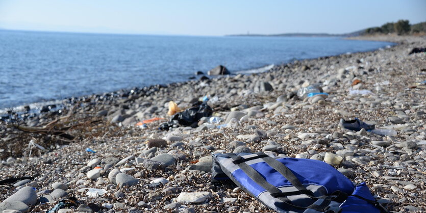 Eine Schwimmweste liegt am Strand