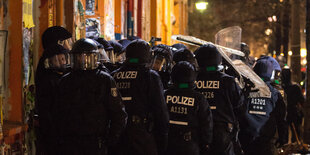 Viele Polizisten vor einem Haus