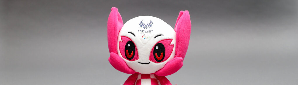 Das Maskottchen der Paralympics 2021 in tokio. Es ist eine Figur mit weißem, kugelrunden Kopf, und Pinken großen Augen und spitzen Ohren.