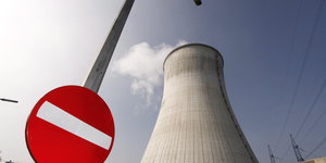 Vor dem Atomkraftwerk Tihange in Belgien steht ein „Durchfahrt verboten"-Schild
