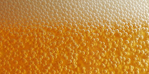 Blasen in einem Bierglas